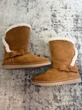 Koolaburra Women's Chestnut Suede Winter Boots with Shearling Trim